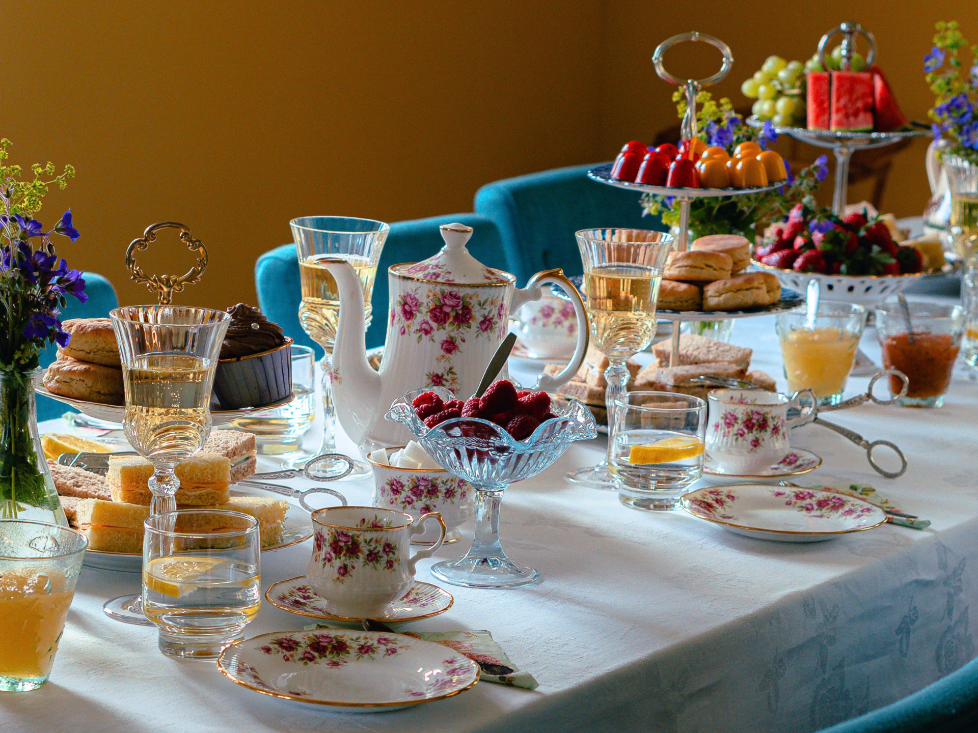 Afternoon Tea på Balstad Pensjonat med scones, bær og blomstrete servise